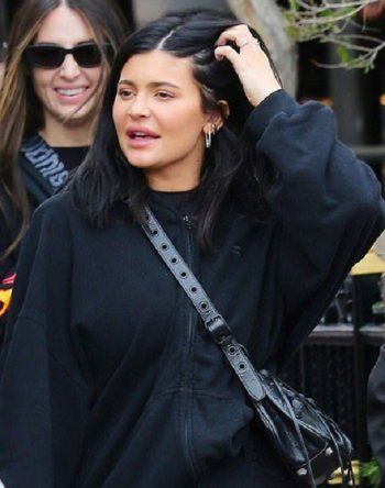 شاهد .. أحدث ظهور لـ كايلي جينر في ديزني لاند.. هل كسبت الوزن الزائد؟