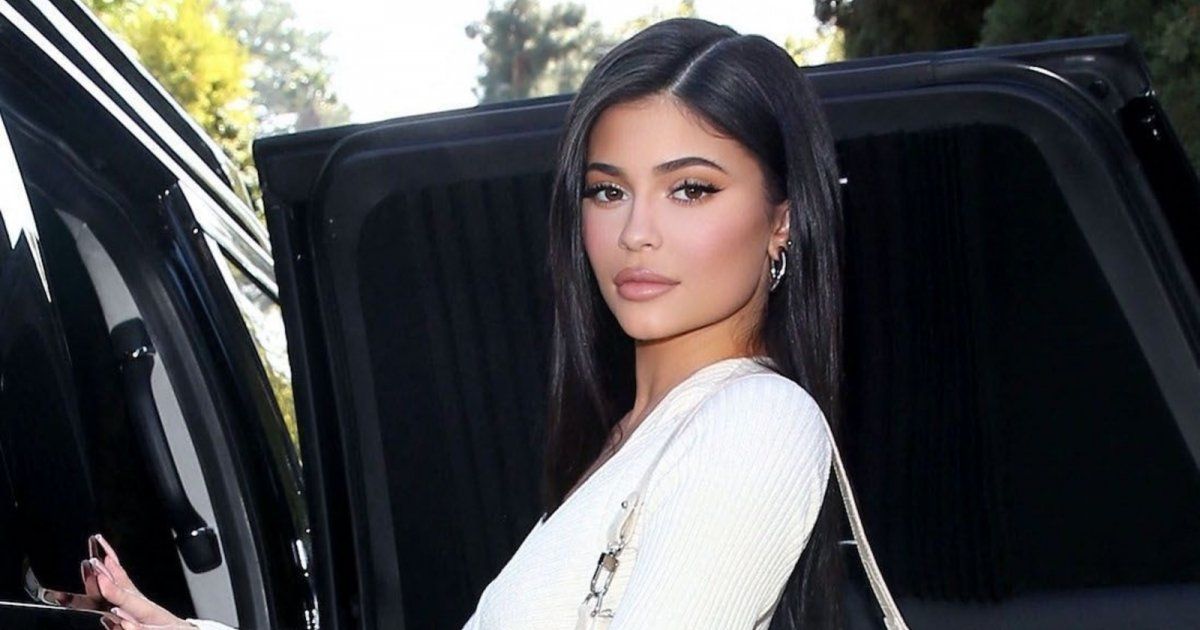 شاهد .. أحدث ظهور لـ كايلي جينر في ديزني لاند.. هل كسبت الوزن الزائد؟