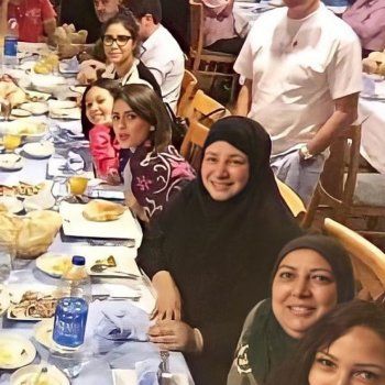 شاهد .. صورة لـ عبلة كامل على مائدة المحتاجين في شهر رمضان تحدث جدلاً وطليقها يعلق