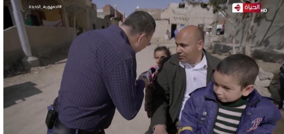 واحد من الناس يحقق حلم مدرس ويفك كربه و يساهم فى تكاليف علاج اولاده