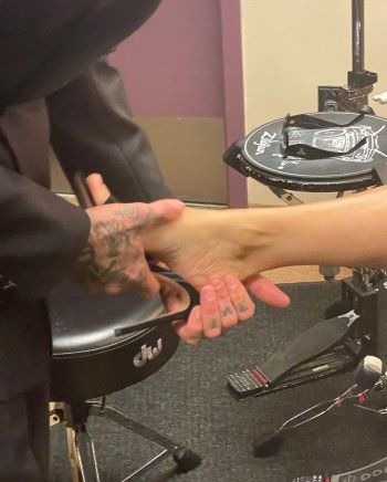 شاهد .. كورتني كارداشيان بصور رومانسية مع ترافيس باركر.. وهو يلبسها الحذاء