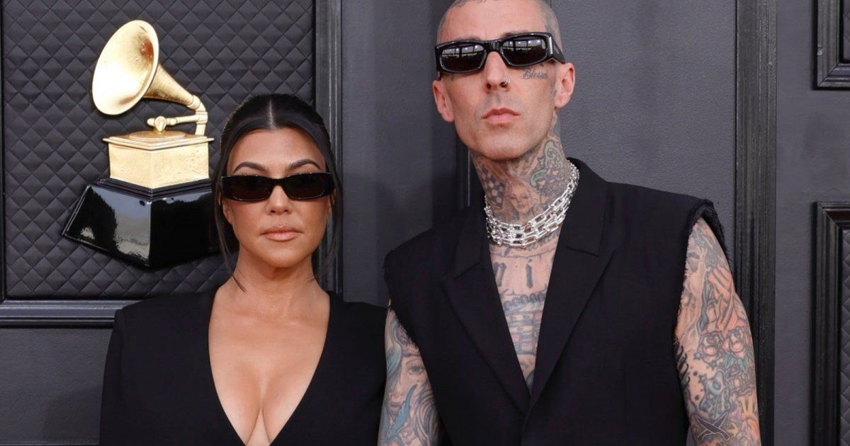 شاهد .. كورتني كارداشيان بصور رومانسية مع ترافيس باركر.. وهو يلبسها الحذاء