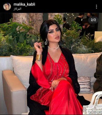 شاهد .. ملكة كابلي تخطف الأنظار بإطلالتها بالعباءة – بالصور