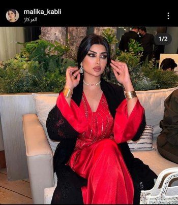 شاهد .. ملكة كابلي تخطف الأنظار بإطلالتها بالعباءة – بالصور