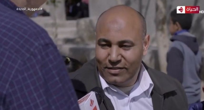 واحد من الناس يحقق حلم مدرس ويفك كربه و يساهم فى تكاليف علاج اولاده