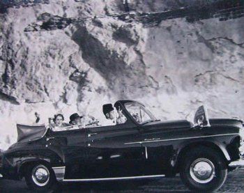 شاهد .. صور مسربة من شهر عسل الملكة إليزابيث في اليمن وهذا ما ارتدته!