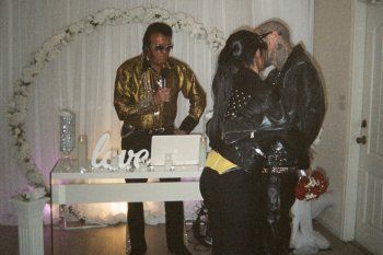 شاهد .. الصور الاولى من زفاف كورتني كارداشيان وترافيس باركر.. لن تتوقعوا ماذا ارتدت