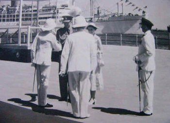 شاهد .. صور مسربة من شهر عسل الملكة إليزابيث في اليمن وهذا ما ارتدته!