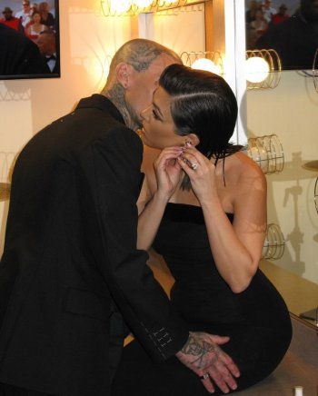 شاهد .. كورتني كارداشيان بصور رومانسية مع ترافيس باركر.. وهو يلبسها الحذاء