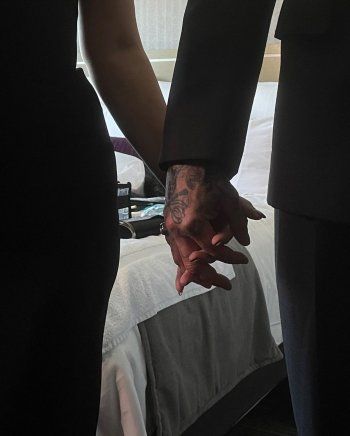 شاهد .. كورتني كارداشيان بصور رومانسية مع ترافيس باركر.. وهو يلبسها الحذاء