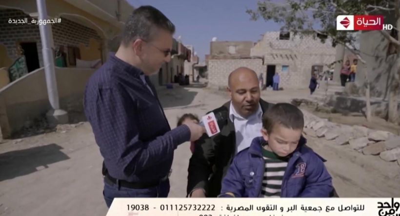 واحد من الناس يحقق حلم مدرس ويفك كربه و يساهم فى تكاليف علاج اولاده