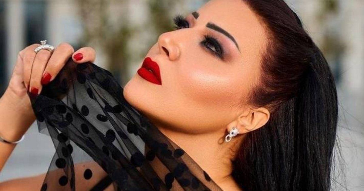 شاهد .. سمية الخشاب ترد بشدة على متابعة دعتها لارتداء الحجاب-بالصورة