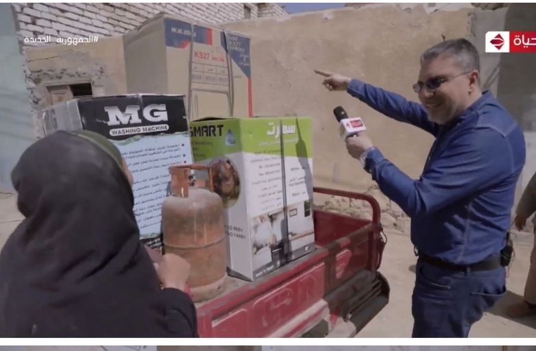 واحد من الناس يحقق حلم ارملة بمبلغ مالى واجهزة كهربائية..قناة الحياة