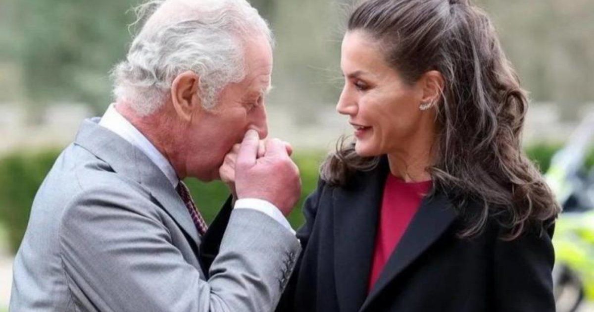 شاهد .. الملكة ليتيزيا بإطلالة ساحرة بالأحمر وجولة مع الأمير تشارلز في معرض رسام إسباني -بالصور