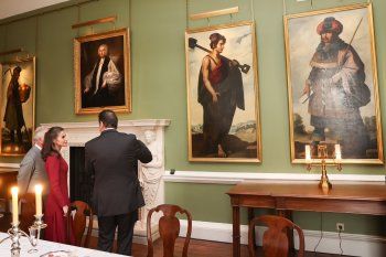 شاهد .. الملكة ليتيزيا بإطلالة ساحرة بالأحمر وجولة مع الأمير تشارلز في معرض رسام إسباني -بالصور