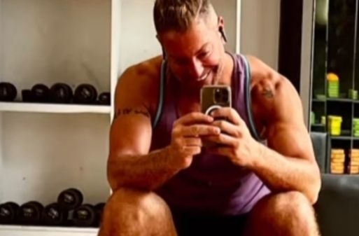 تامر هجرس يستعرض لياقته البدنية من داخل الجيم- شاهد