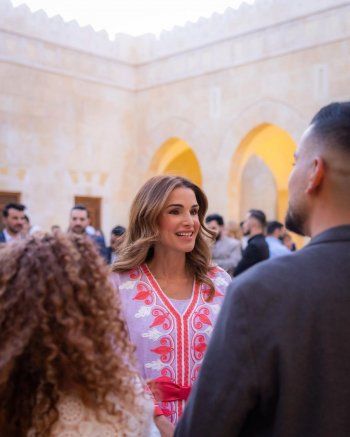 شاهد .. بالصور - الملكة رانيا والملك عبدالله الثاني ينظمان إفطاراً لمجموعة من الشباب الأردني