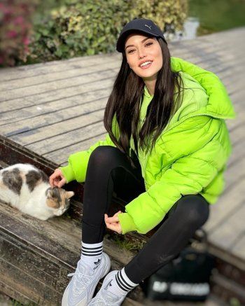 شاهد .. فهرية أفجان تلفت الأنظار بإطلالتها