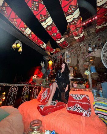 شاهد .. صافينازتتجول بالعباءة في شرم الشيخ - بالصور