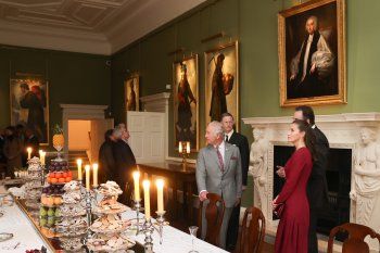 شاهد .. الملكة ليتيزيا بإطلالة ساحرة بالأحمر وجولة مع الأمير تشارلز في معرض رسام إسباني -بالصور