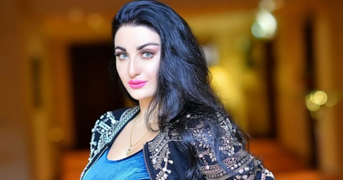 شاهد .. صافينازتتجول بالعباءة في شرم الشيخ - بالصور