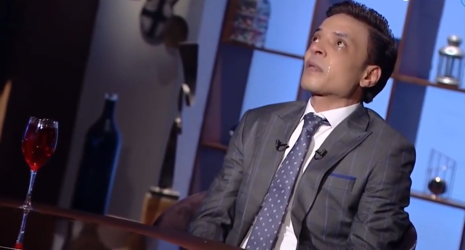 بسبب أولاده – طارق الشيخ يبكي بحرقة على الهواء .. فيديو