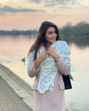 شاهد .. ياسمين صبري بإطلالة أنيقة للغاية من أمام بحيرة!