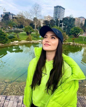 شاهد .. فهرية أفجان تلفت الأنظار بإطلالتها