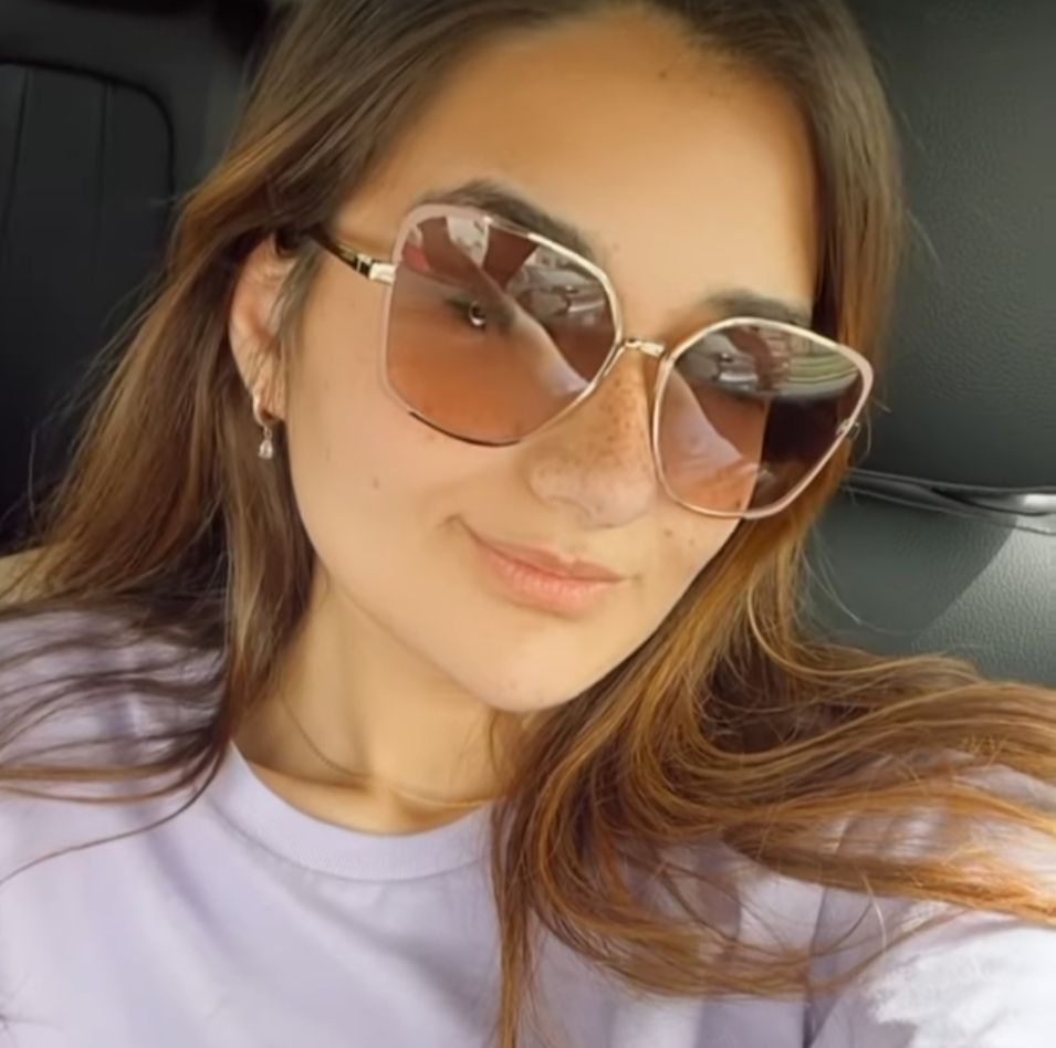 ملك زاهر تخطف الانظار بإطلالة صيفية من داخل سيارتها- شاهد