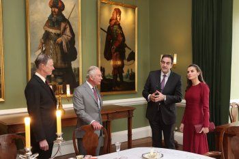 شاهد .. الملكة ليتيزيا بإطلالة ساحرة بالأحمر وجولة مع الأمير تشارلز في معرض رسام إسباني -بالصور