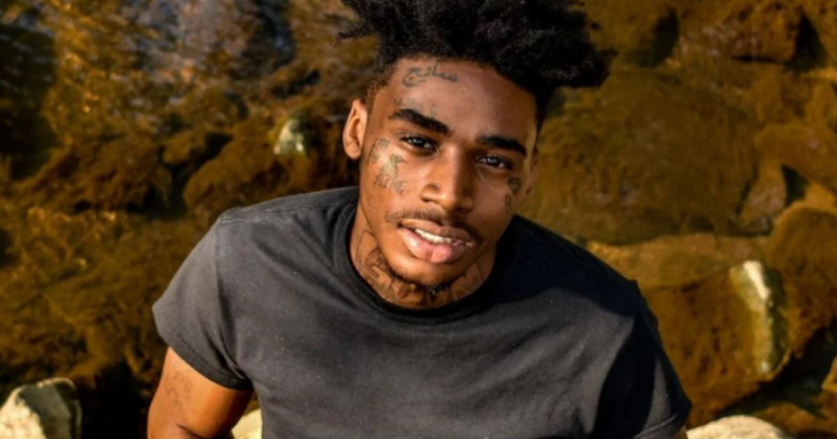 شاهد .. عائلة مغني الراب ماركيل مورو تستخرج جثته من قبره وترقص معها-بالفيديو