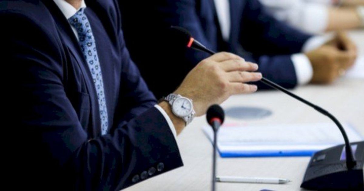 شاهد .. مذيعة تخدع مرشحاً للانتخابات النيابية المقبلة.. هذا ما فعلته به