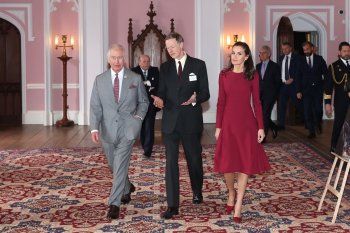 شاهد .. الملكة ليتيزيا بإطلالة ساحرة بالأحمر وجولة مع الأمير تشارلز في معرض رسام إسباني -بالصور