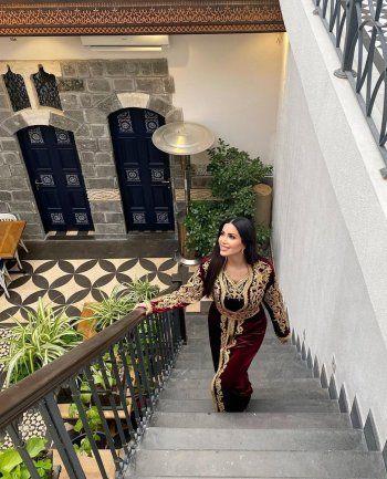 شاهد .. نسرين طافش بإطلالة عربية مميزة للغاية.. وعباءتها حديث المتابعين