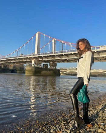 شاهد .. مايا رعيدي بإطلالة ساحرة عند نهر التايمز-بالصور