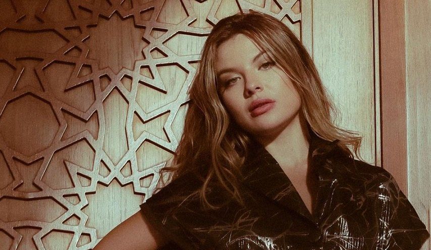 شاهد .. مايا رعيدي بإطلالة ساحرة عند نهر التايمز-بالصور