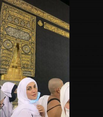 شاهد .. درة من أمام الكعبة بثياب الإحرام والجمهور يتفاعل