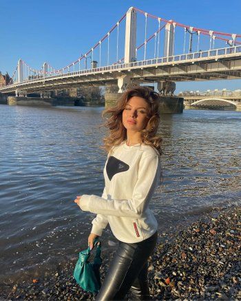 شاهد .. مايا رعيدي بإطلالة ساحرة عند نهر التايمز-بالصور