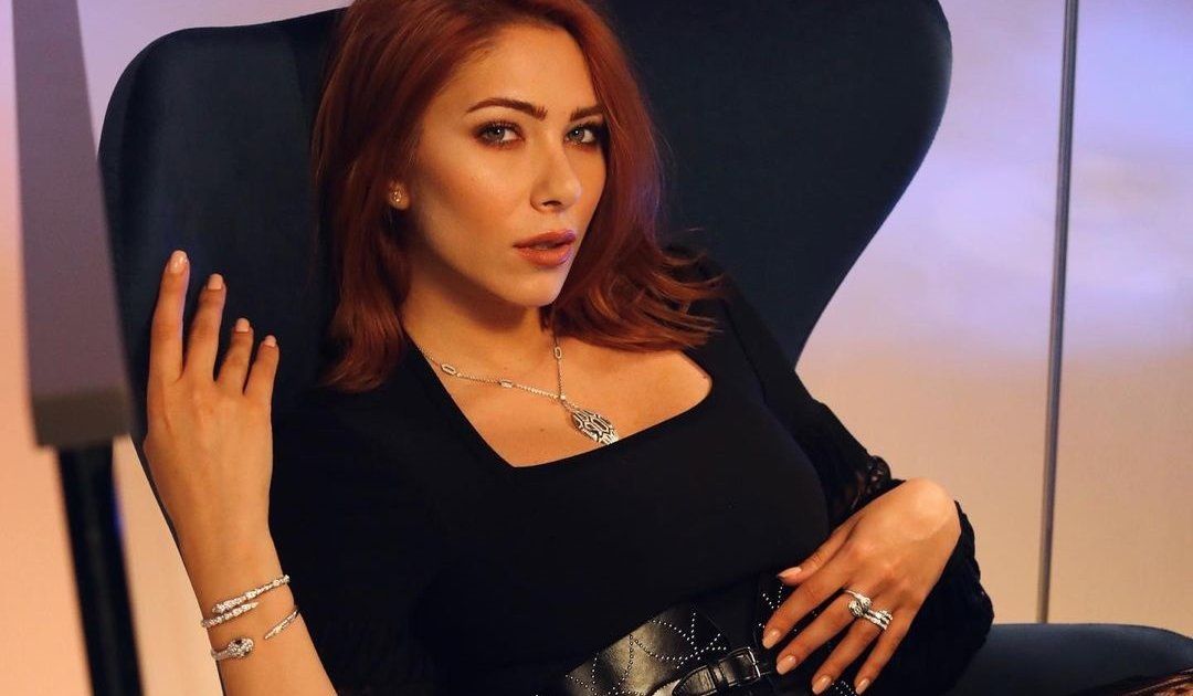 شاهد .. دانييلا رحمة تخضع لجلسة تصوير بفستان مذهل باللون الفوشيا-بالفيديو