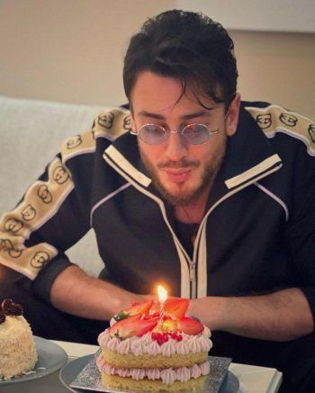 شاهد .. سعد لمجرد يتحضر لطرح أغنية جديدة ويحتفل بعيد ميلاده-بالصور