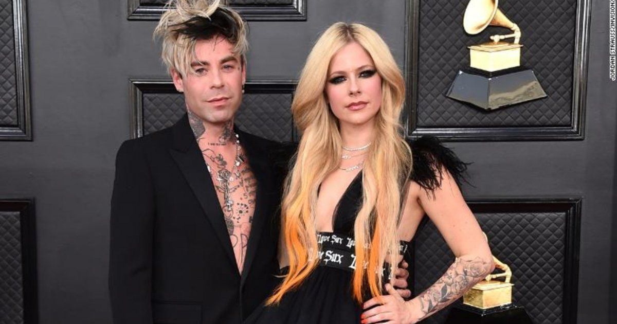 شاهد .. حبيب أفريل لافين يطلب يدها للزواج.. وخاتمها الماسي الكبير يجذب الانتباه! -بالصور