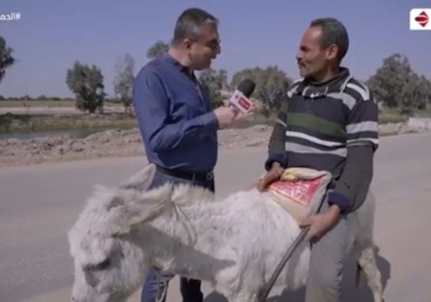 واحد من الناس يحقق حلم عامل زراعى باليومية ويفك كربه بمبلغ مالى