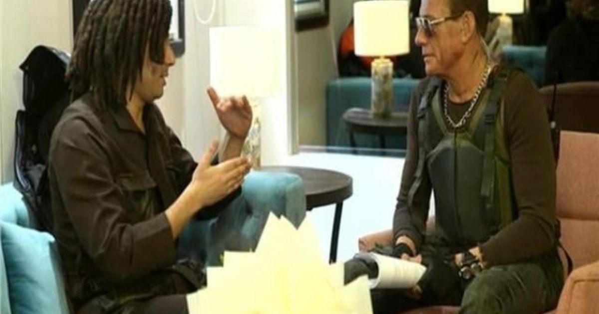 شاهد .. محمد أنور يتعرض لانتقادات شديدة بعد كلامه عن تقبيل قدم فان دام والأخير يرد-بالفيديو