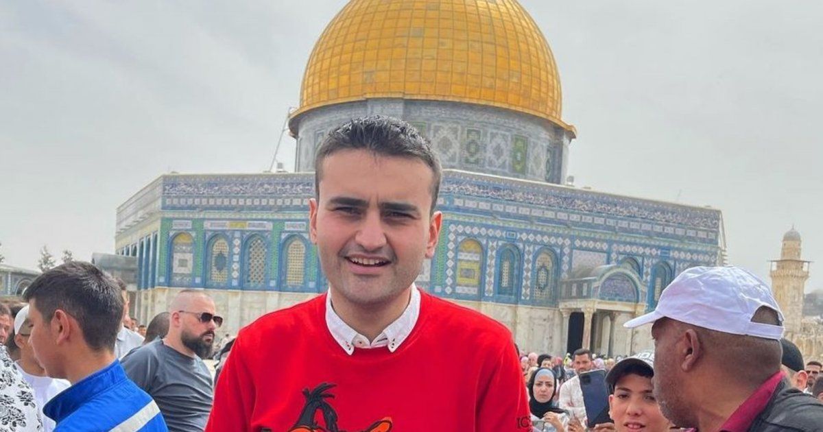 شاهد .. الشيف بوراك يصلي الجمعة في المسجد الأقصى والناس تتجمهر حوله-بالفيديو