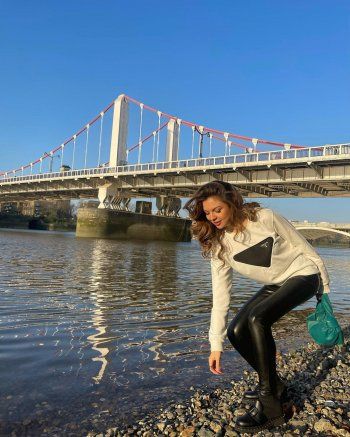 شاهد .. مايا رعيدي بإطلالة ساحرة عند نهر التايمز-بالصور