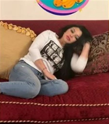 هيفاء وهبي فطرت و ريحت علي الكنبة من ” البط ” – شاهد