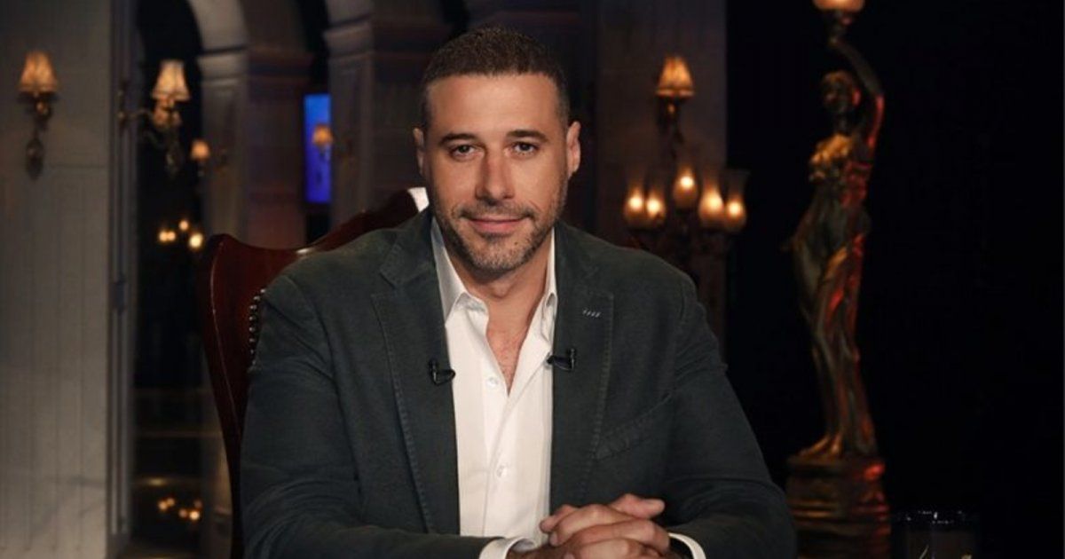 شاهد .. أحمد السعدني يبكي على الهواء بعد عرض صورة زوجته الراحلة - بالفيديو