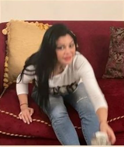 هيفاء وهبي فطرت و ريحت علي الكنبة من ” البط ” – شاهد