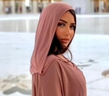 بالعباية.. سارة سلامه تبهر متابعيها داخل مسجد الشيخ زايد في أبو ظبي