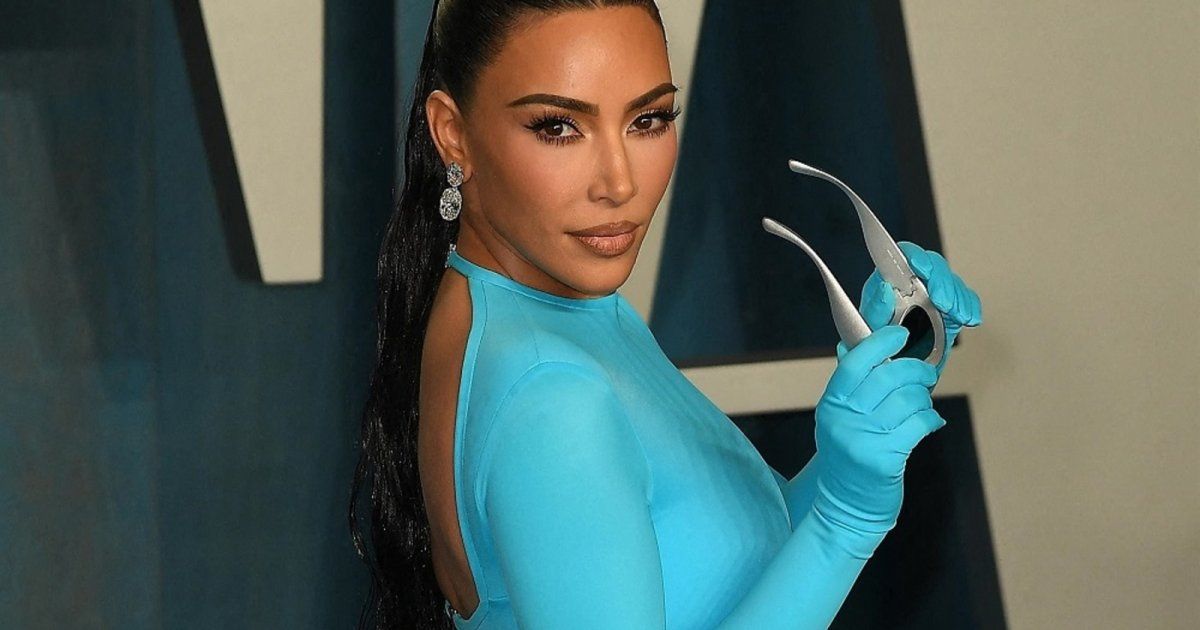 شاهد .. كيم كارداشيان بإطلالة مميزة باللون الفضي.. والجمهور يتفاعل
